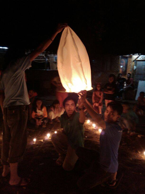 Demo pembuatan Flaying Lattern oleh teman-teman @Sainstrik Demo pembuatan Flaying Lattern oleh teman-teman @Sainstrik
